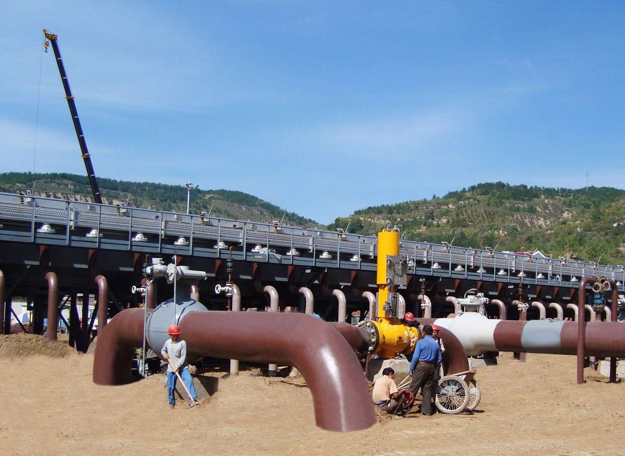 西氣東輸一線(xiàn)空冷器正在延川壓氣站安裝調(diào)試.jpg